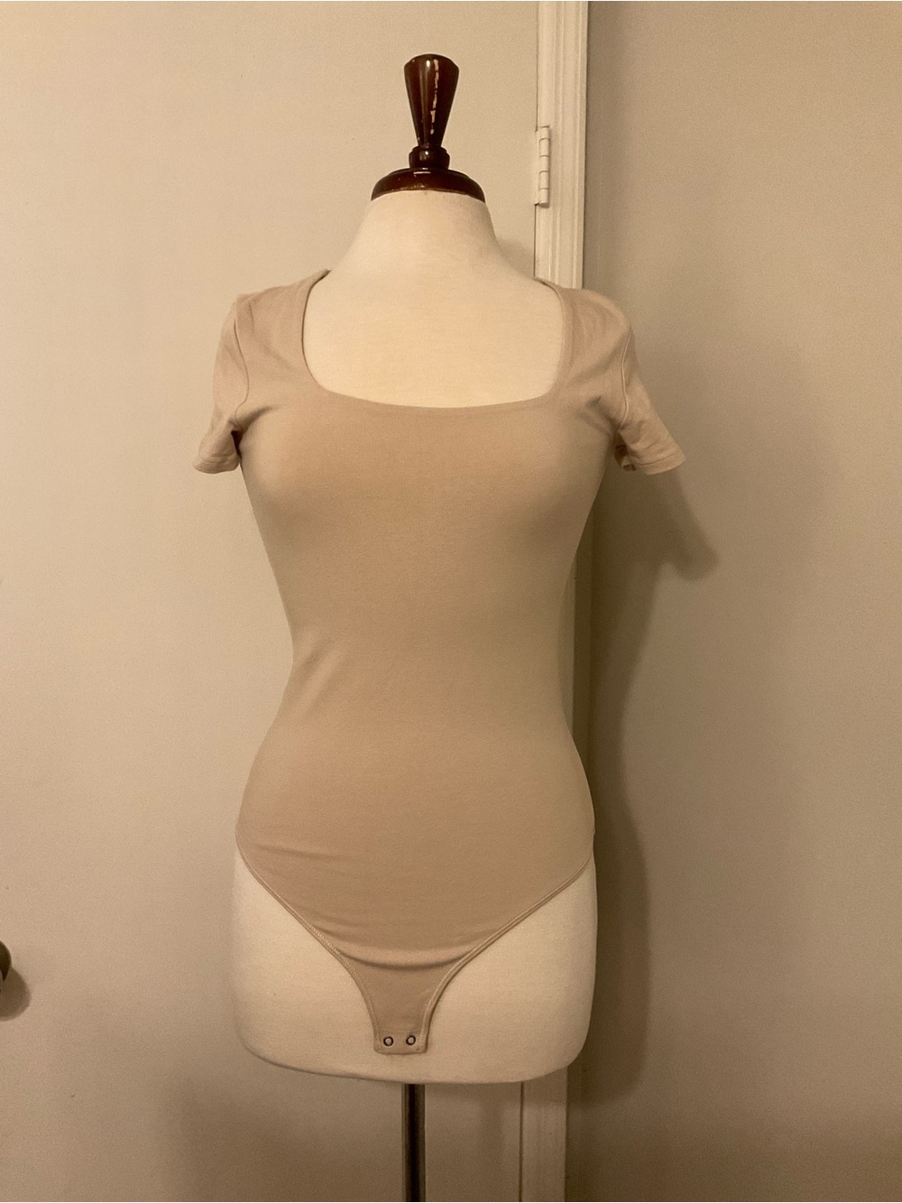 Abercrombie & Fitch Square-Neck Short Sleeve Bodysuit in Taupe